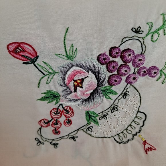 Vintage 1970s Embroidered Floral Tablecloth with 6 Embroidered Napkins Square - Picture 4 of 15